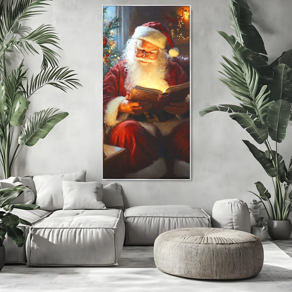Tablou canvas cu tablou canvas cu mos craciun citind, in rama de aluminiu argintiu, pe perete intr-un living